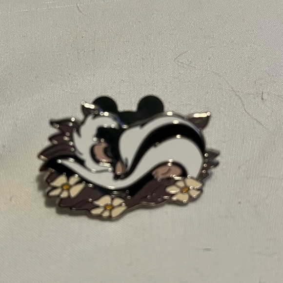 Flower Disney Pin - Picture 2 of 2